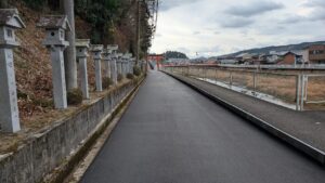 奈良 墨坂神社 駐車場への川沿いの道
