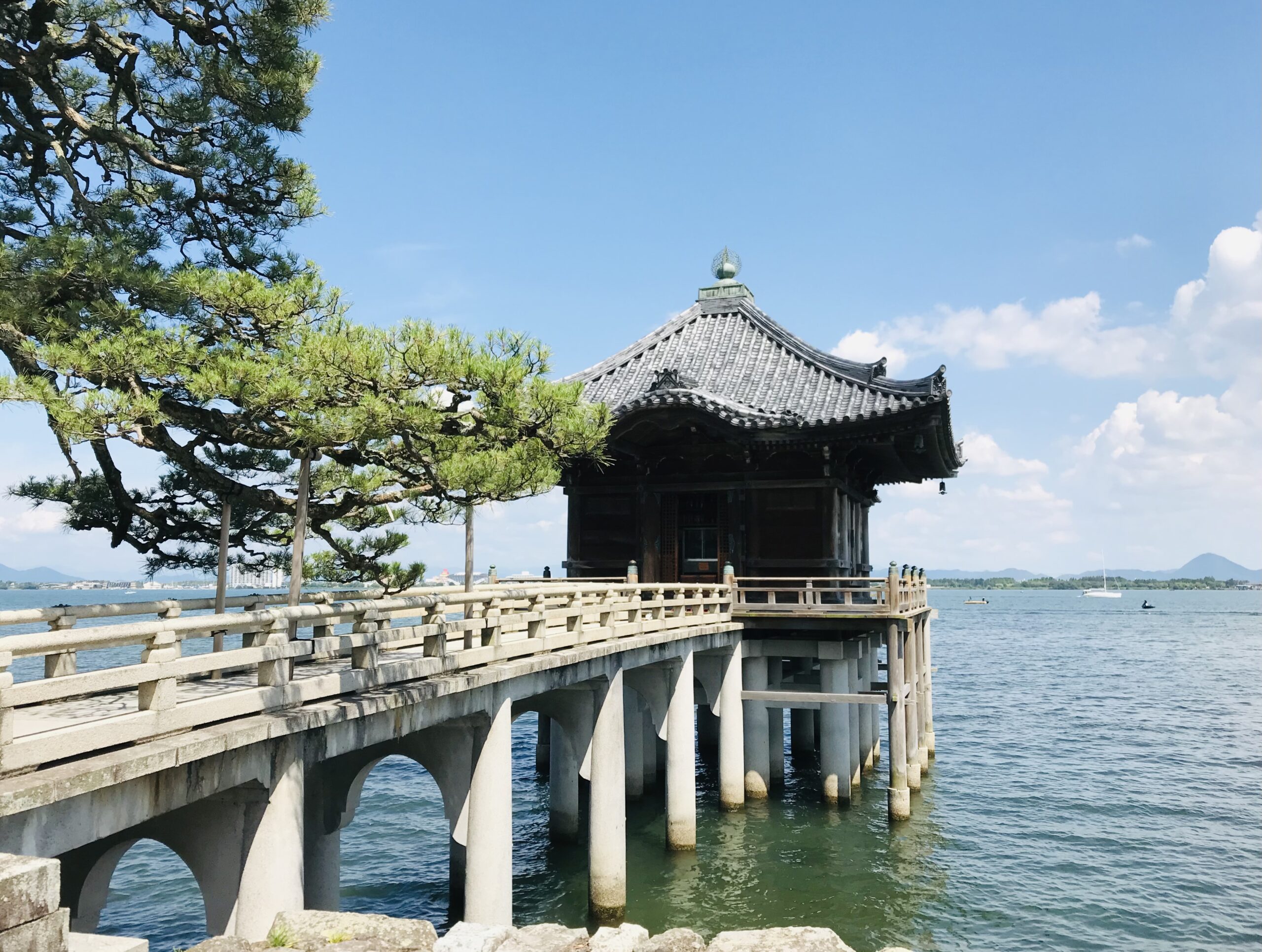 浮御堂 琵琶湖と拝殿画像