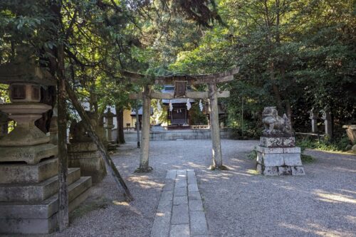 日牟禮八幡宮　静寂の鳥居と境内画像