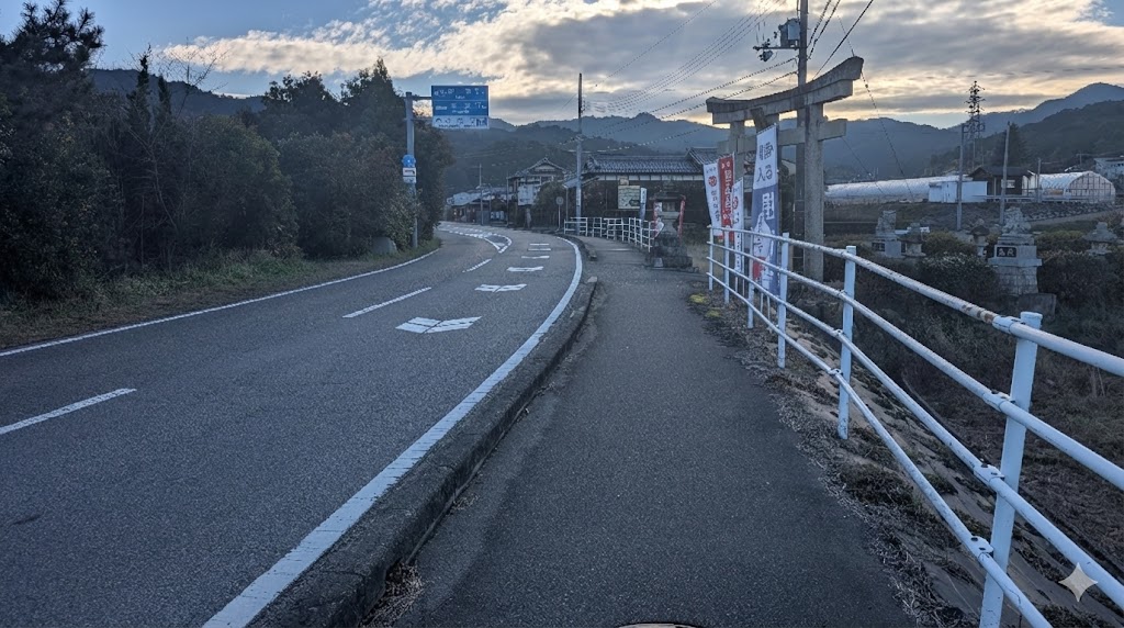 滋賀 湖南市 大通りと鳥居