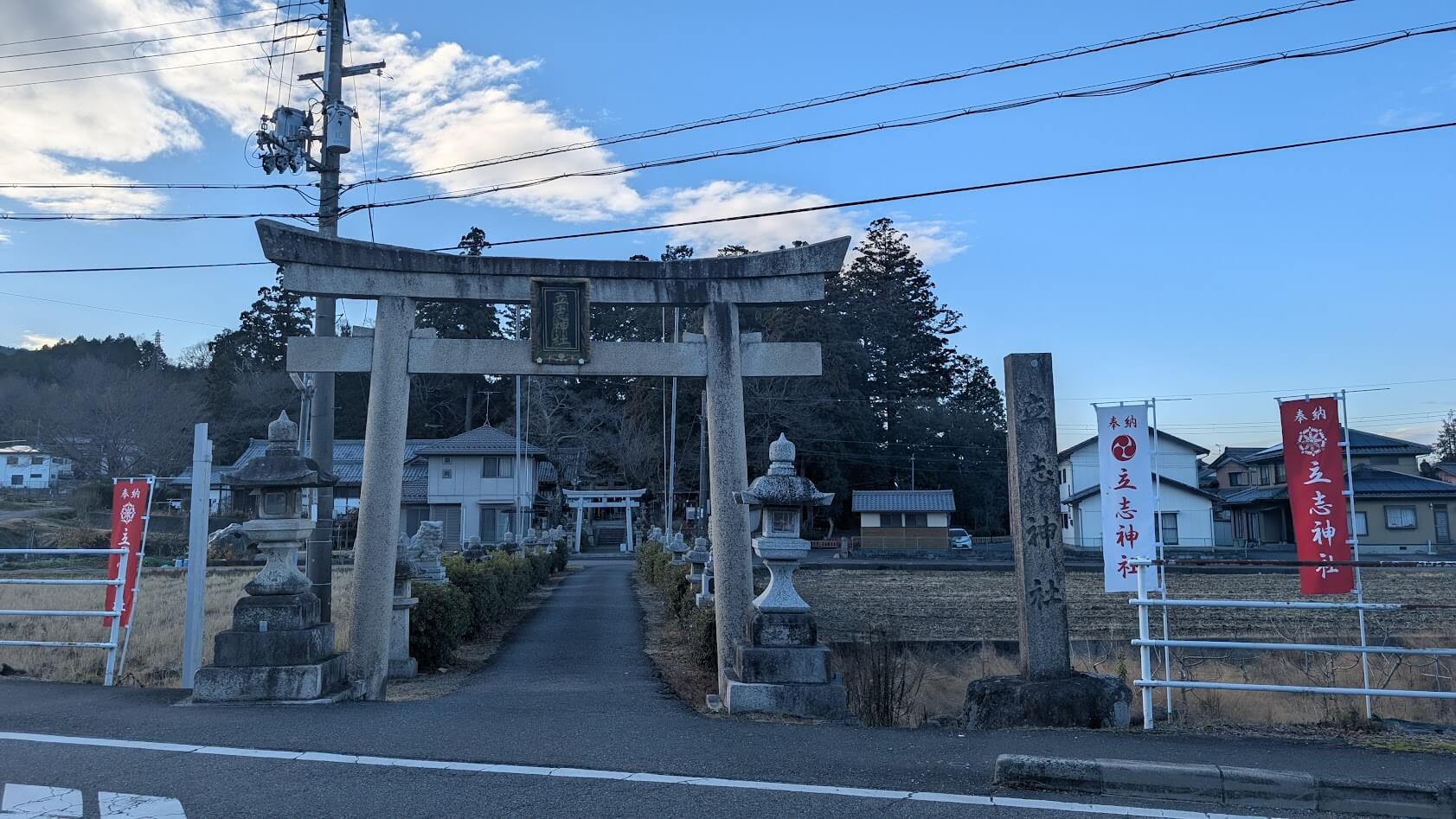 滋賀 湖南市 大通りと鳥居