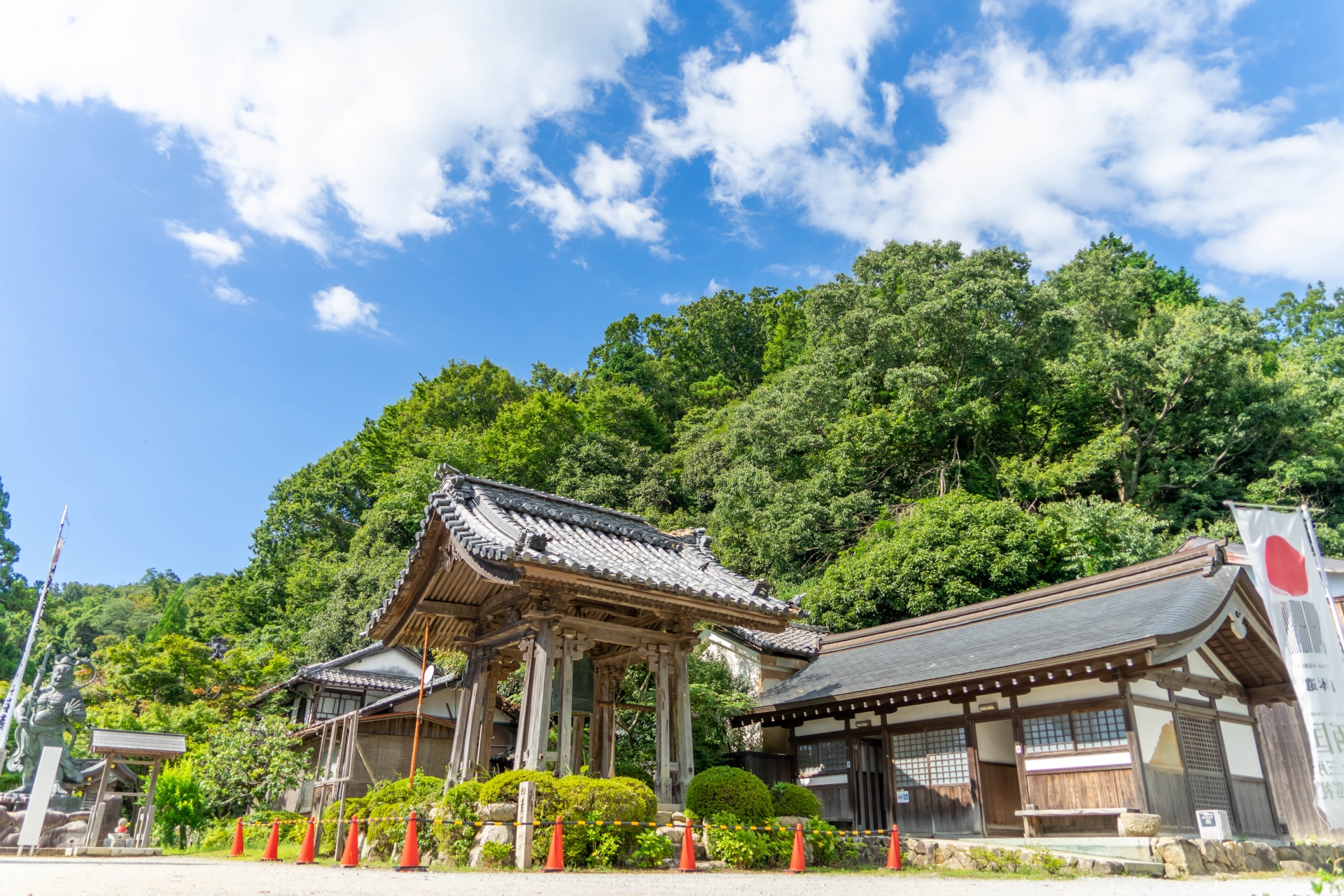 観音正寺　本殿と空画像