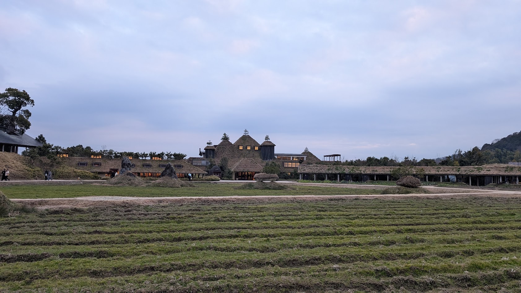 ラ コリーナ近江八幡(たねや)草屋根と中庭