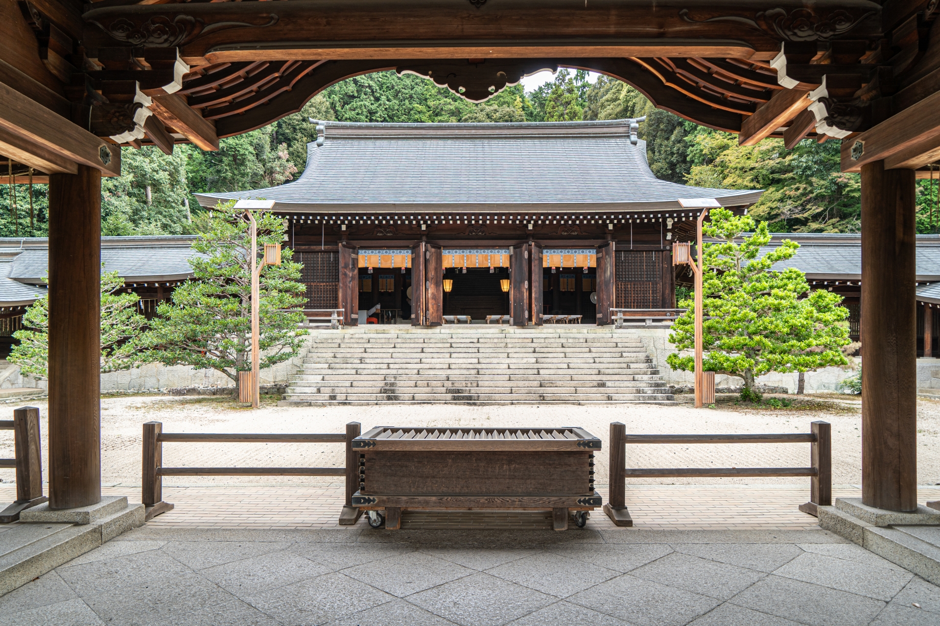 近江神宮内拝殿画像