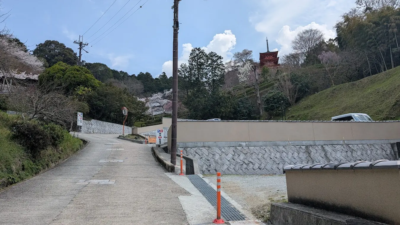 坂を登りきり、岡寺無料駐車場が見えてきた瞬間の写真