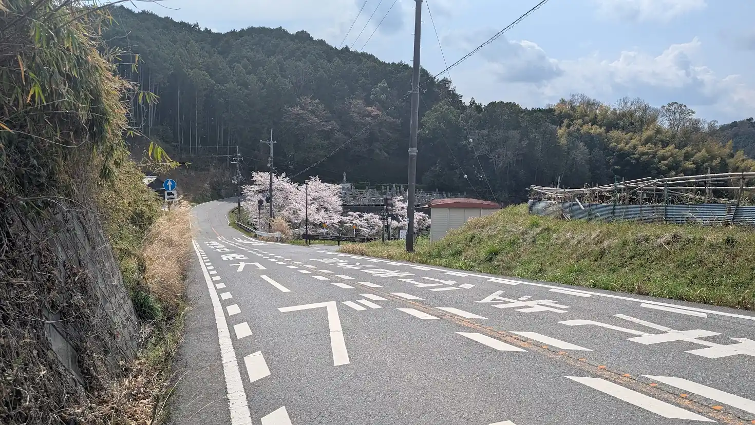 桜井方面から来た際、右側に白と朱色の屋根の小屋がある岡寺無料駐車場への分岐点