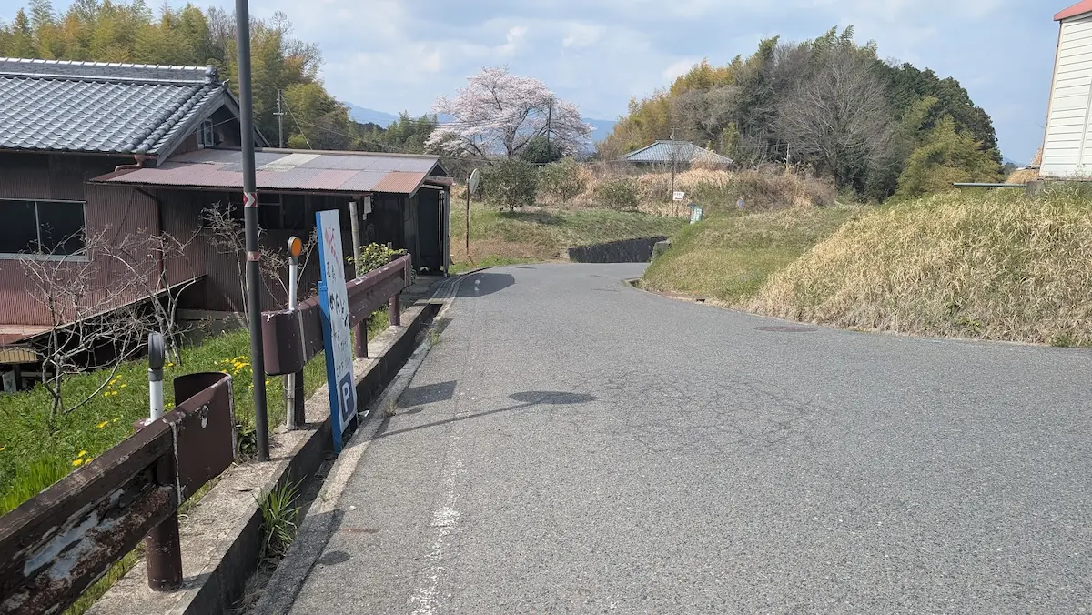 分岐を曲がってすぐの、住宅に囲まれた狭い道