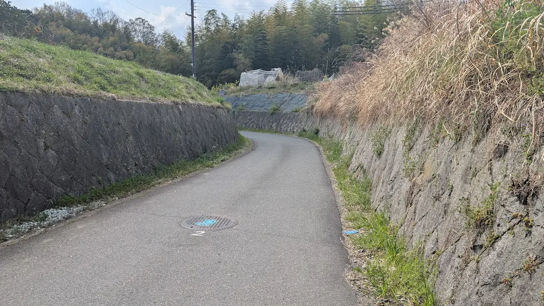 看板を左に曲がった先にある、さらに細くなったアスファルトの道