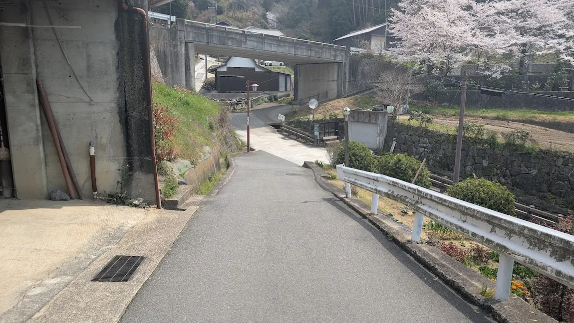 道の突き当たり。行き止まりを左折するポイント