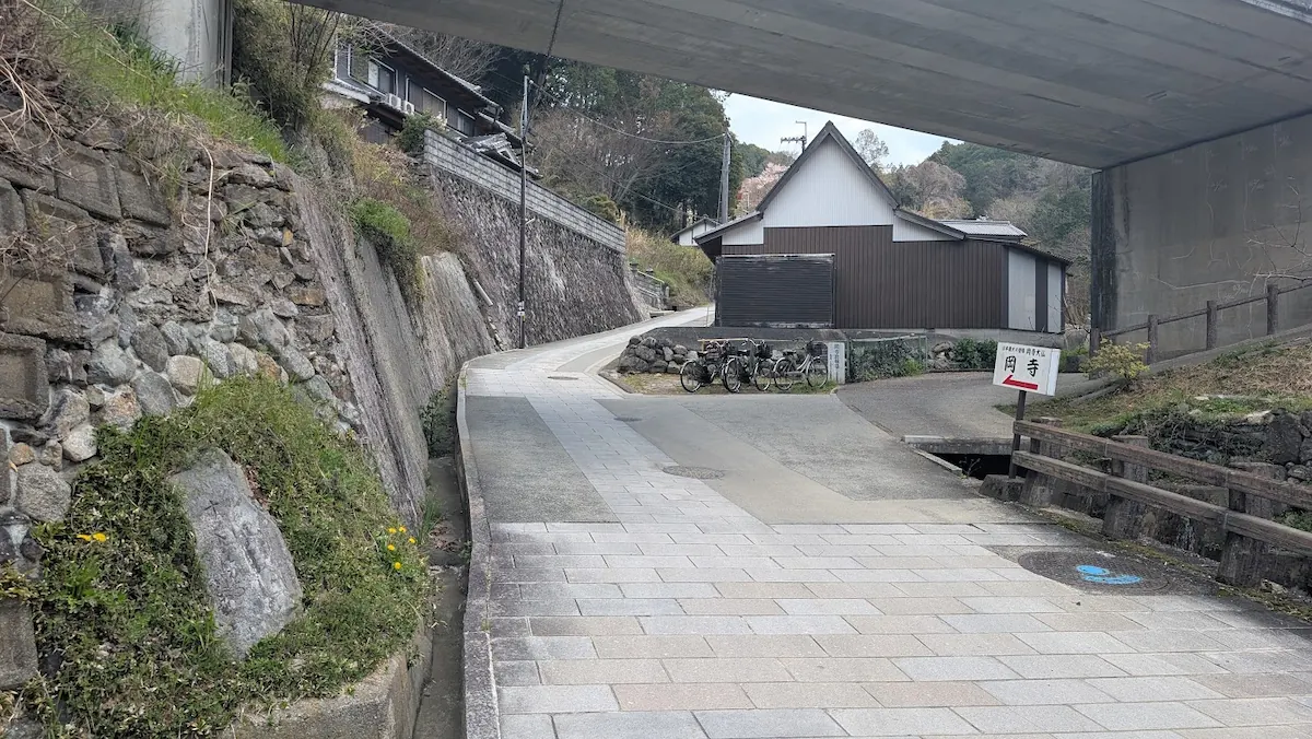 突き当たりを右に曲がり、ここから急な上り坂が始まるポイント