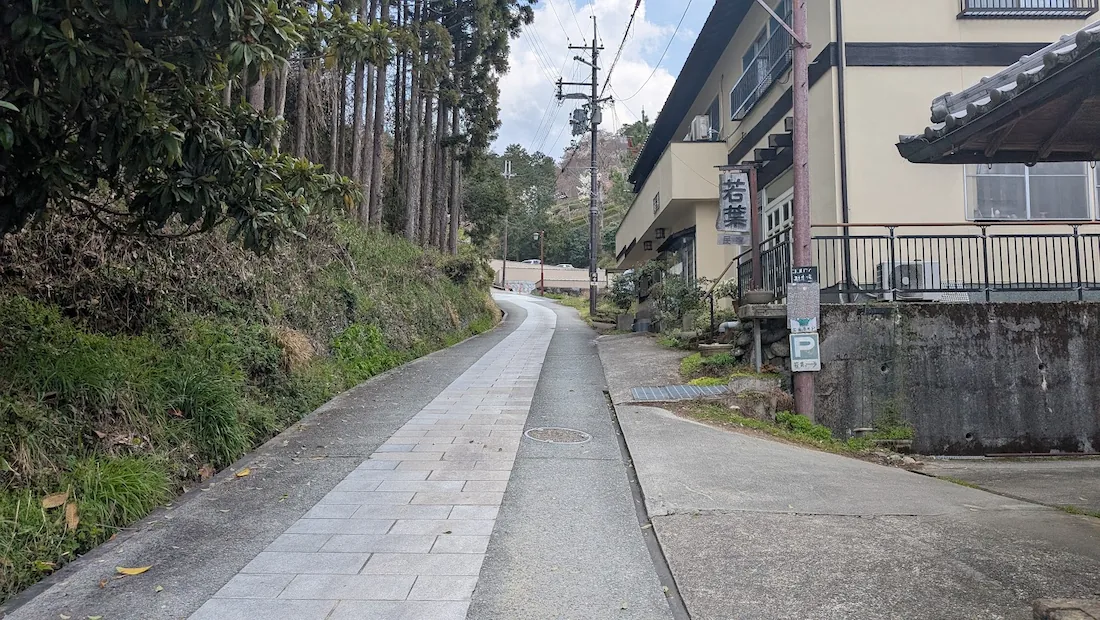 岡寺無料駐車場へと続く、最後の一番狭い上り坂