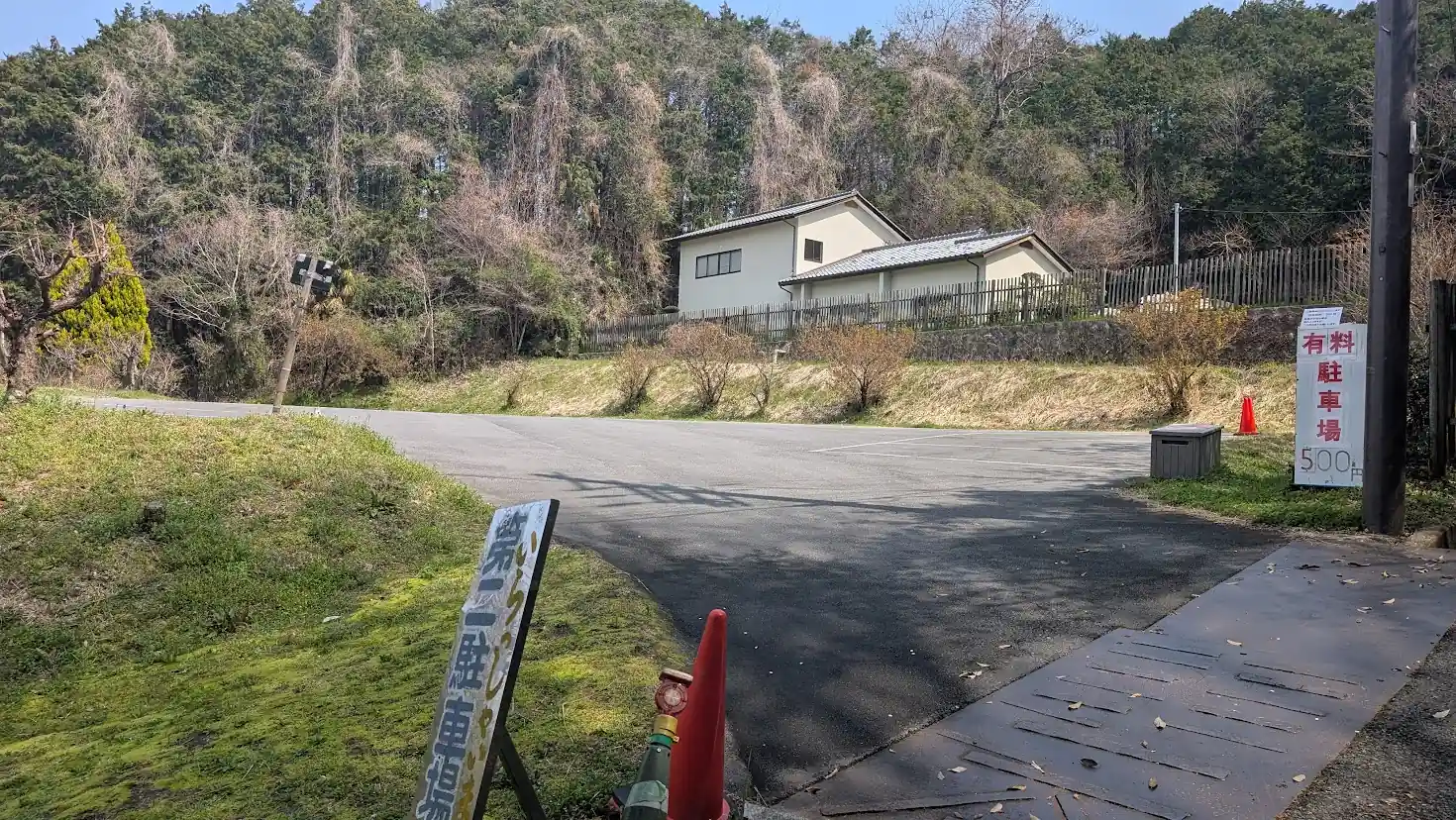 岡寺門前にある有料(500円)の民間第二駐車場。舗装され、白線で区切られた広い駐車スペース