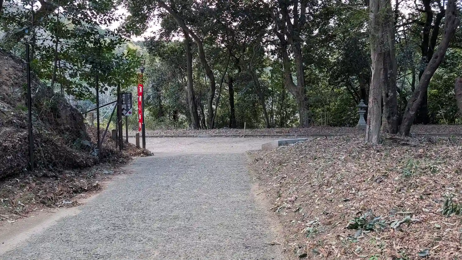 岡寺の急な坂道を登りきった先にある、平坦な道への合流地点。左手には岡寺への案内看板が見える風景