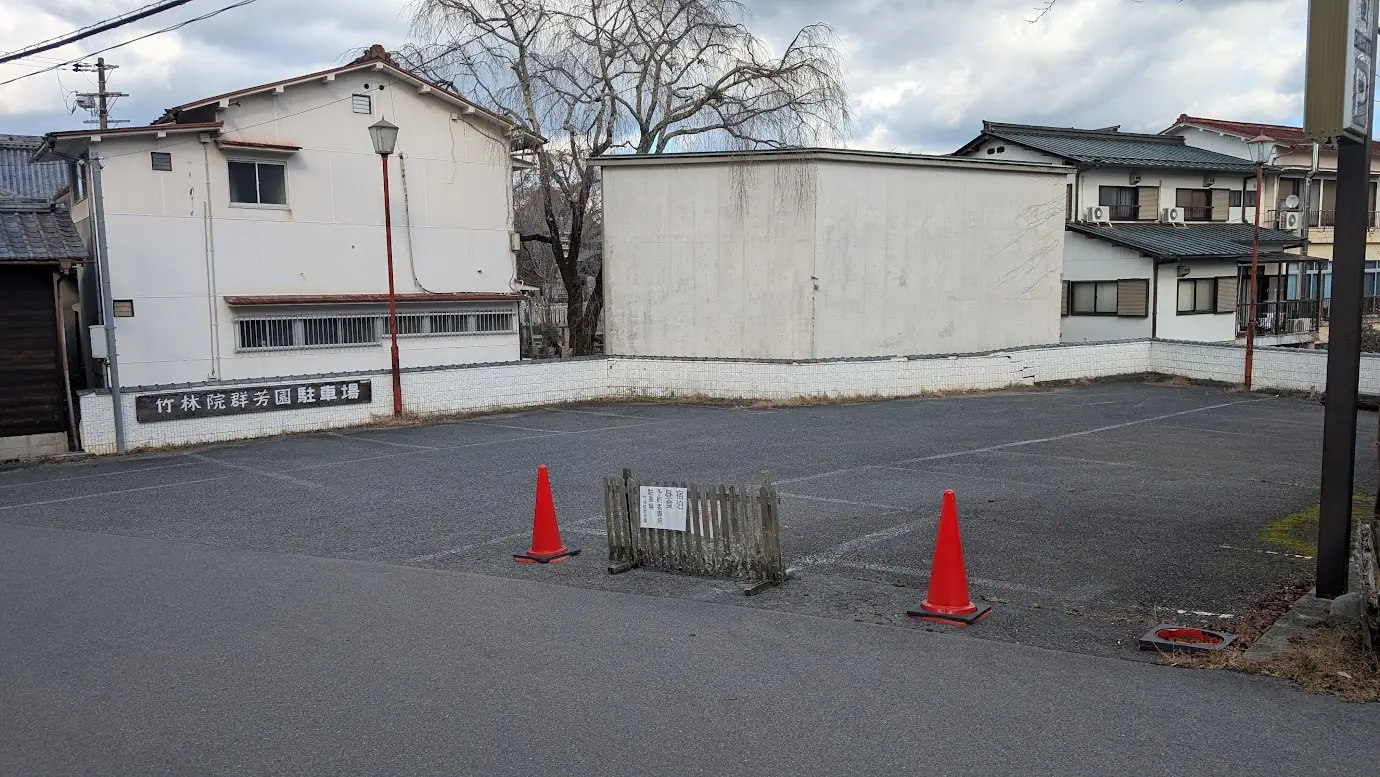 吉野山の宿坊旅館「竹林院群芳園」の専用駐車場。綺麗に舗装・線引きされた約10〜12台分の駐車スペース。