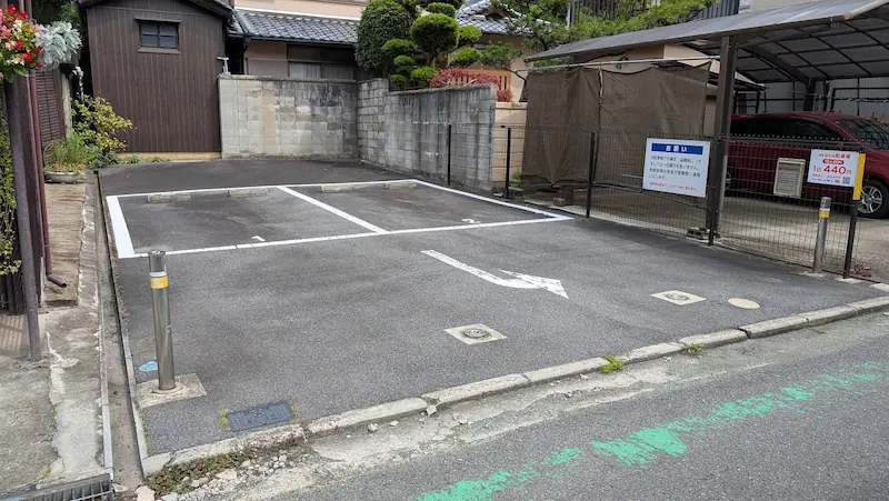 長谷寺参道近くにあるakippa駐車場。舗装線引きされた駐車スペース。