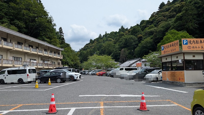 長谷寺の境内駐車場。受付ブースがあり、整理された区画に多くの乗用車が駐車されている様子