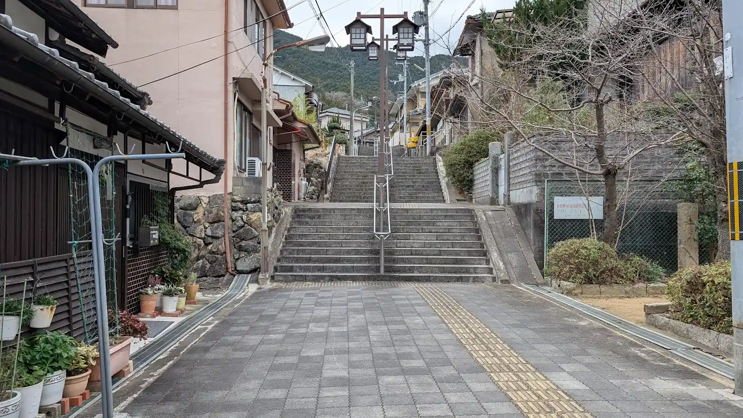 門前町から長谷寺駅へ戻る際の上りの石段。規則正しく並ぶ街灯と、上へと続く長い階段の風景。