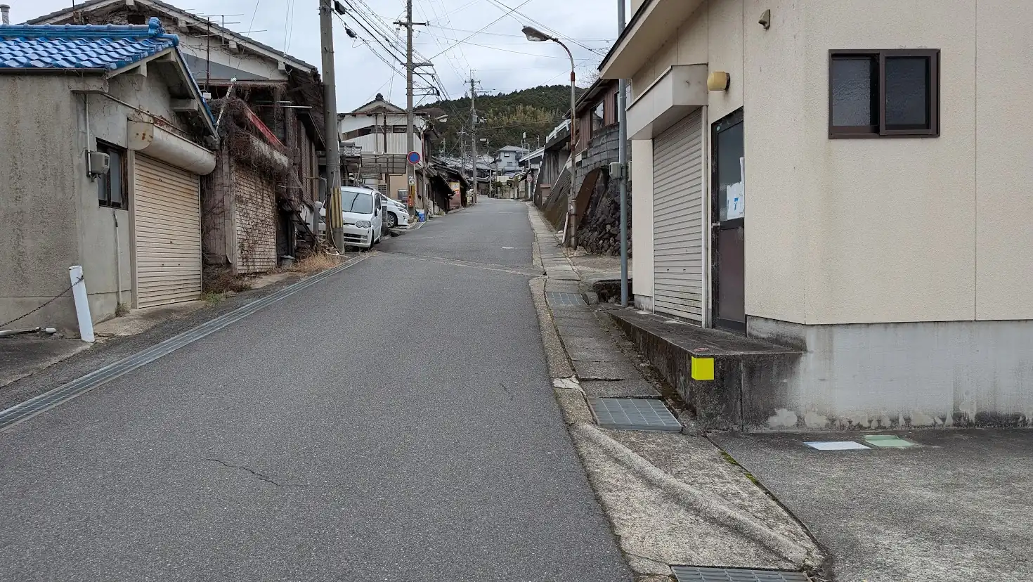 階段を抜けた後も続く、長谷寺駅へと向かう緩やかな上り坂。住宅の間を縫うように道が続いている。