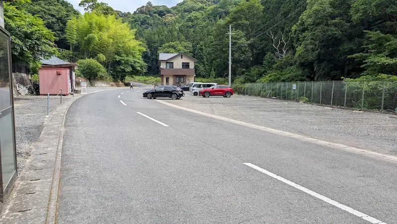 長谷寺参道近くにある豊森駐車場。広々とした駐車スペースと周辺の緑豊かな山並みの風景。