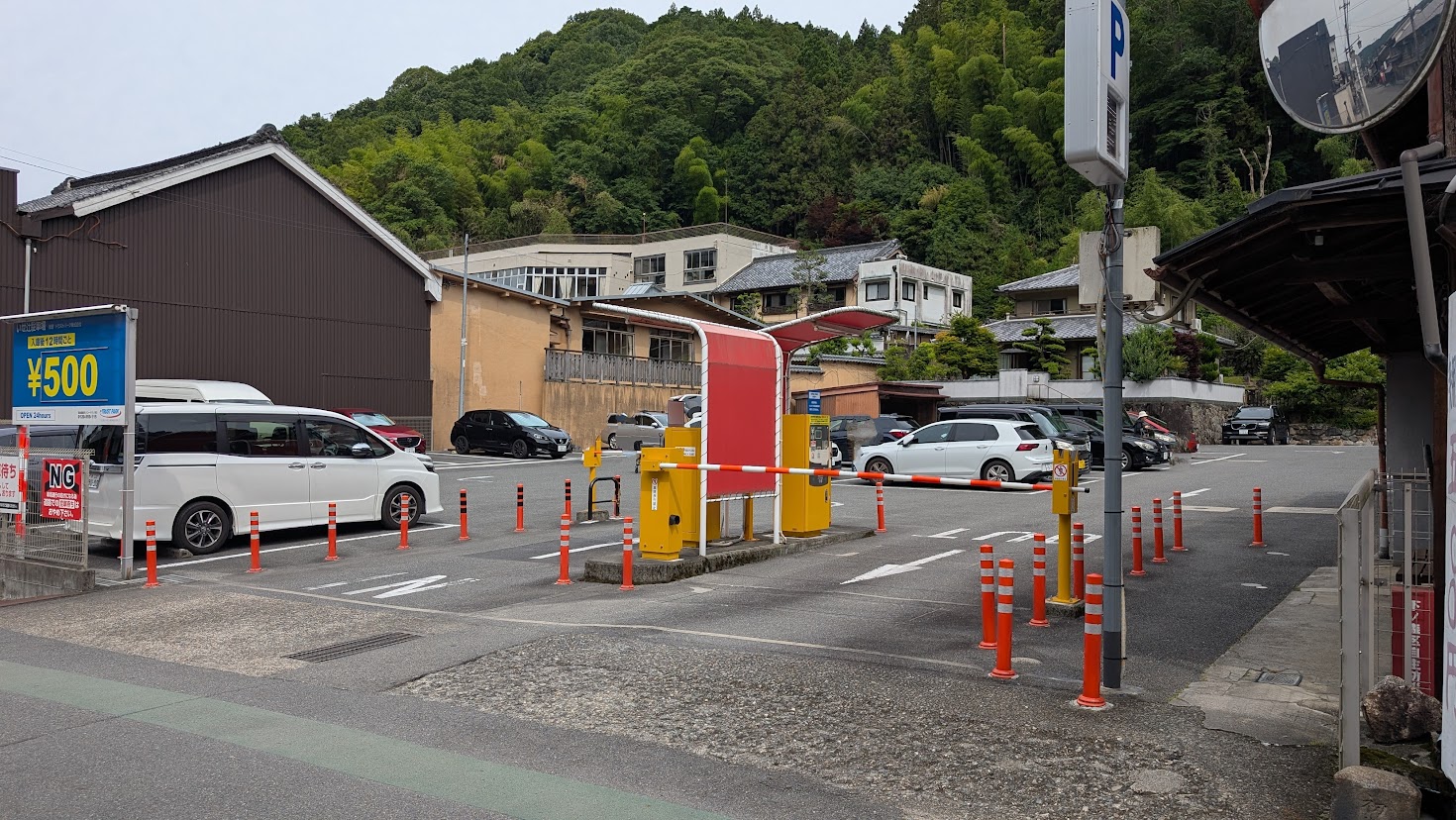 長谷寺参道近くにある民間駐車場「いせ辻」の様子。入庫ゲートがあり、駐車中の車両と空きスペースが確認できる