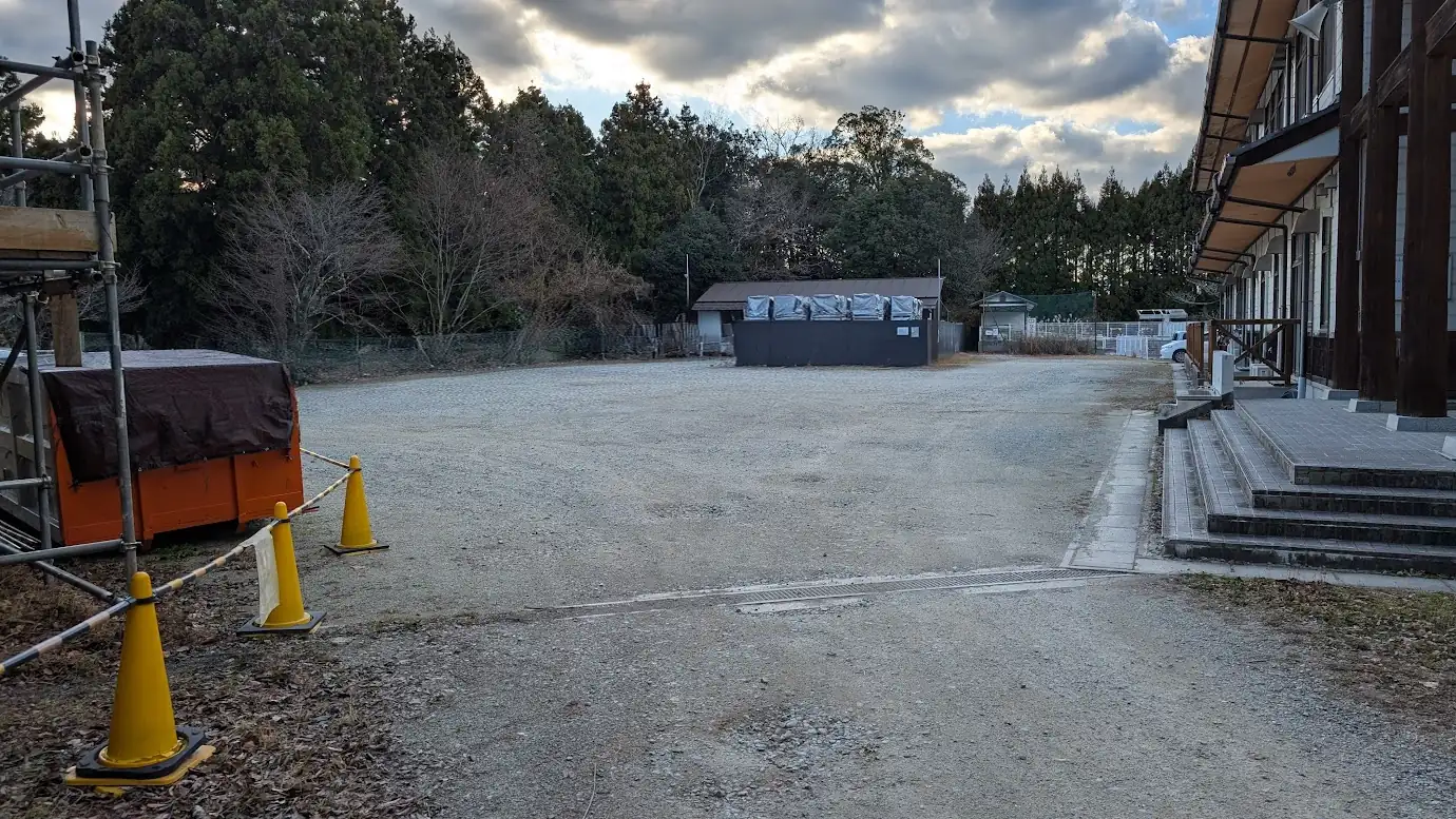 金峯山寺の本来のメイン駐車場である、旧・吉野小学校跡地の広大な未舗装（砂利）の駐車スペース。