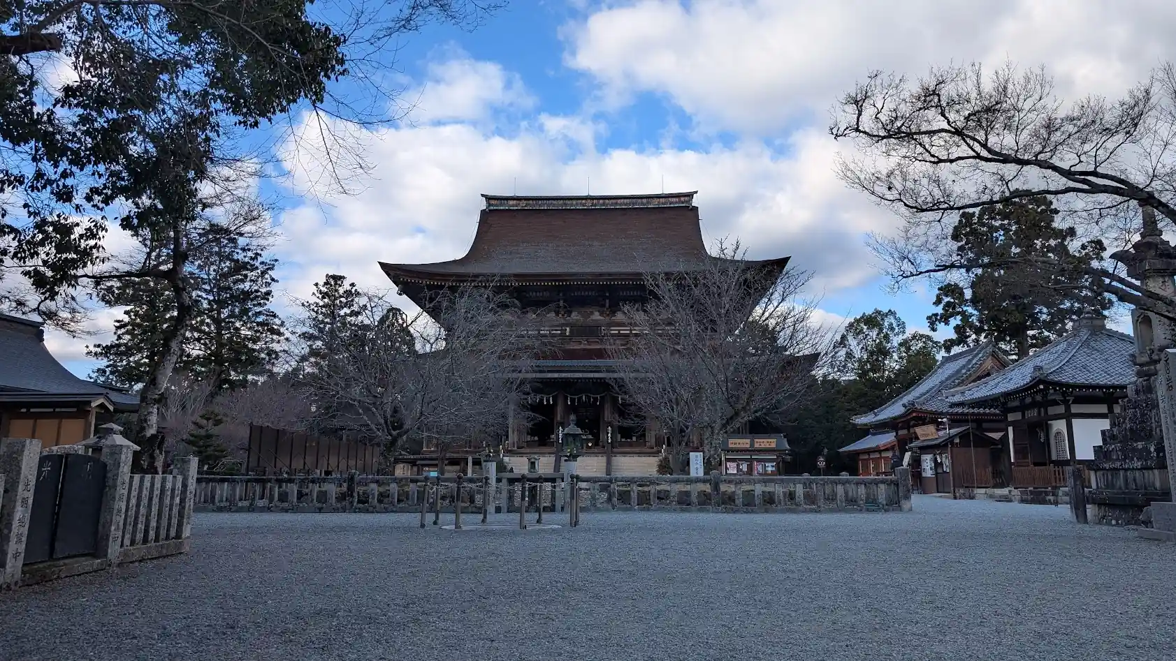奈良県吉野山のシンボルである金峯山寺の本堂（蔵王堂）の全体風景。広い砂利の境内から望む、大迫力の世界遺産・巨大木造古建築。