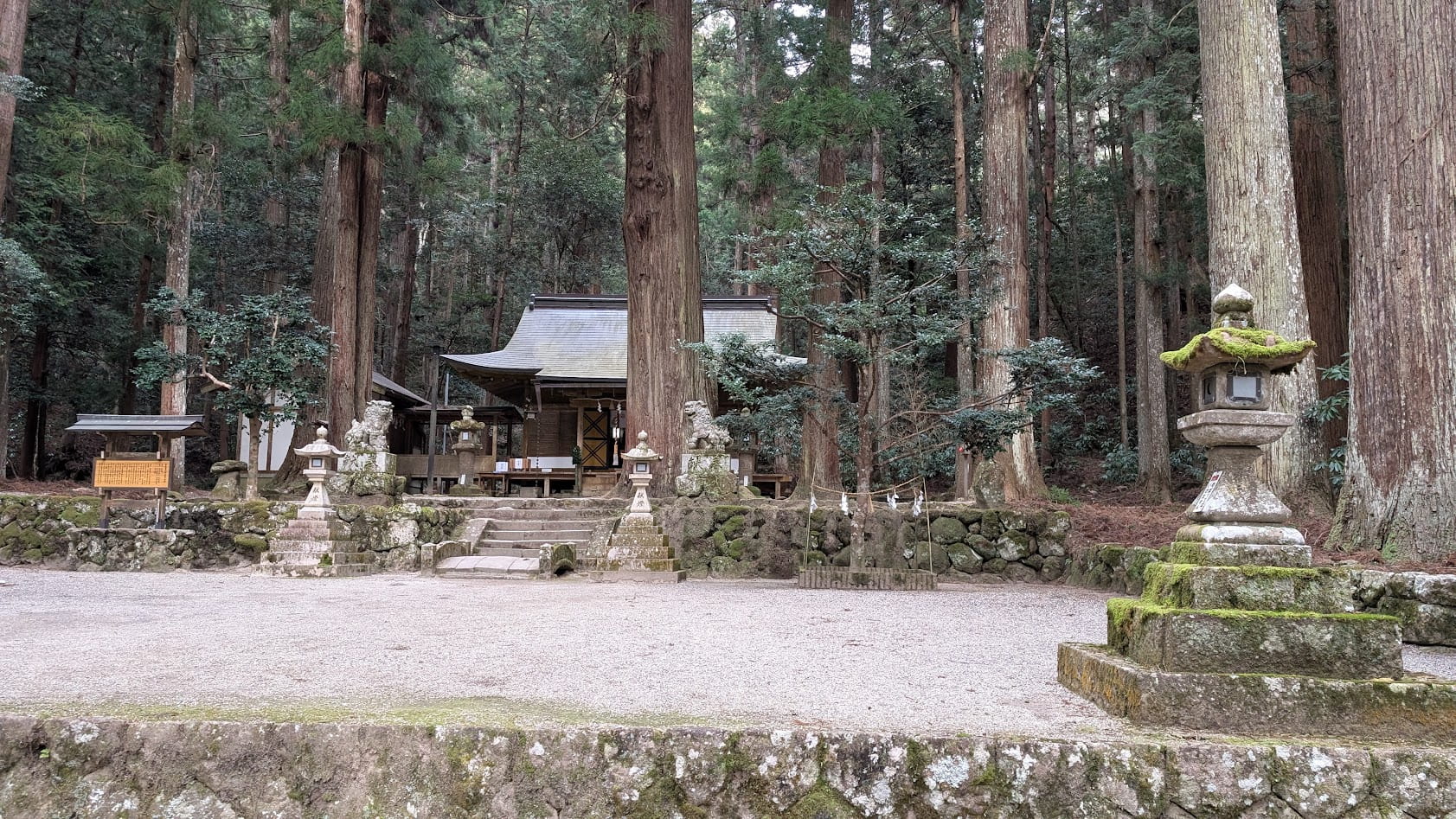 奈良 室生 龍穴神社 境内内と本殿