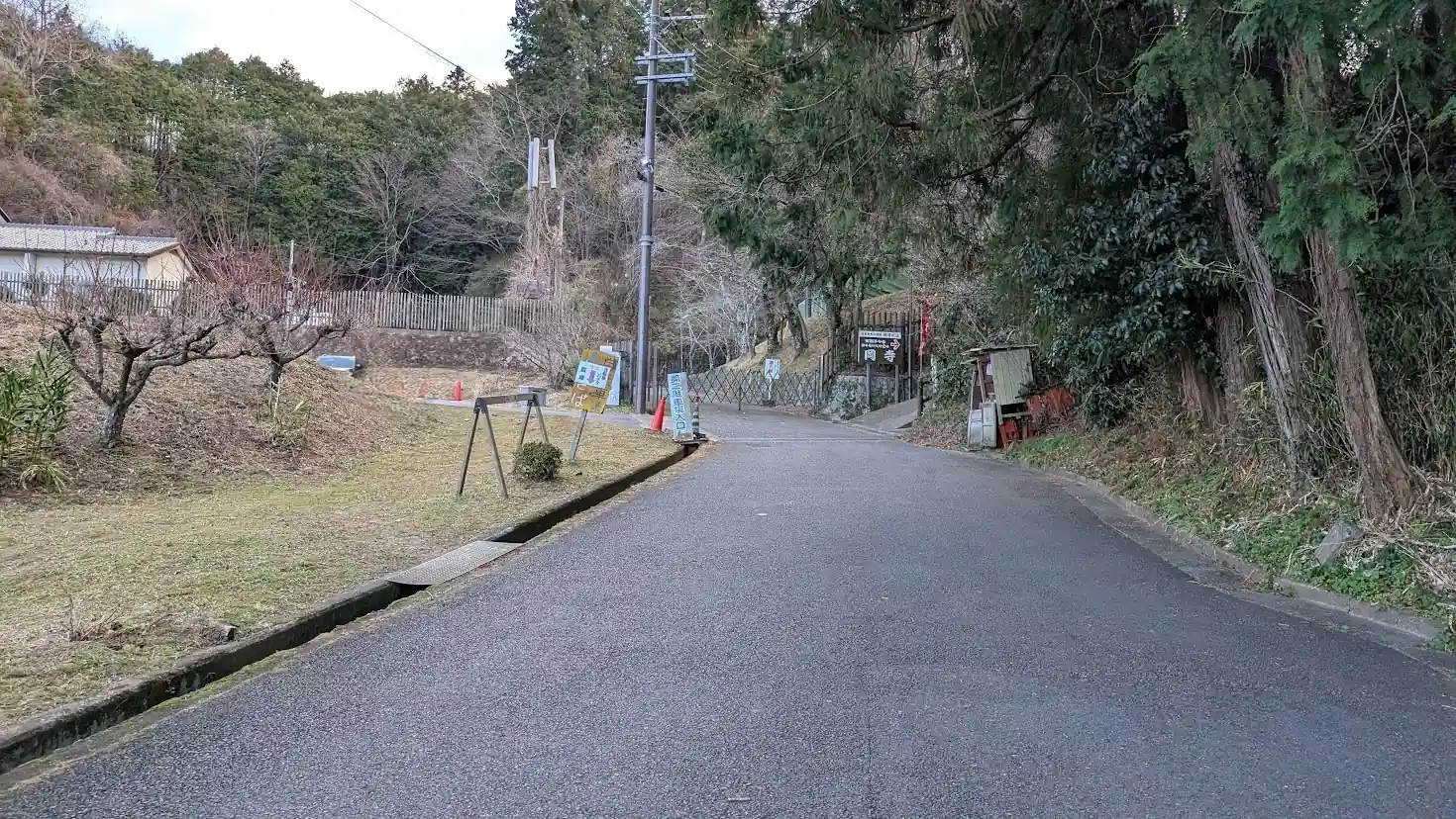 岡寺の第一駐車場から参道入口へ続く道。左手に第二駐車場への分岐、右手に岡寺参道入口がある風景