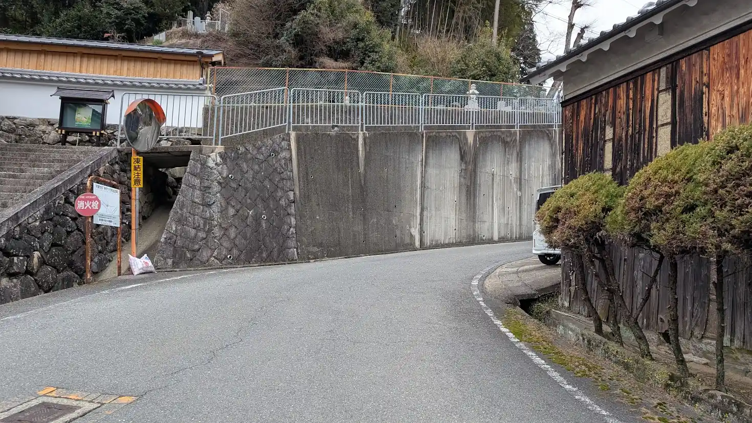 長谷寺へ向かう道中で最も道幅が狭くなっている区間。古い町並みの間を縫うように進む細いアスファルトの道。