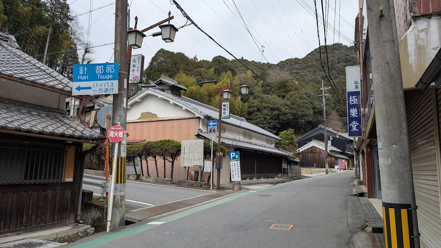 桜井方面からの参道の途中、一方通行の分岐点。「針・都祁」方面を示す看板があり、長谷寺方面へ左折するポイント。