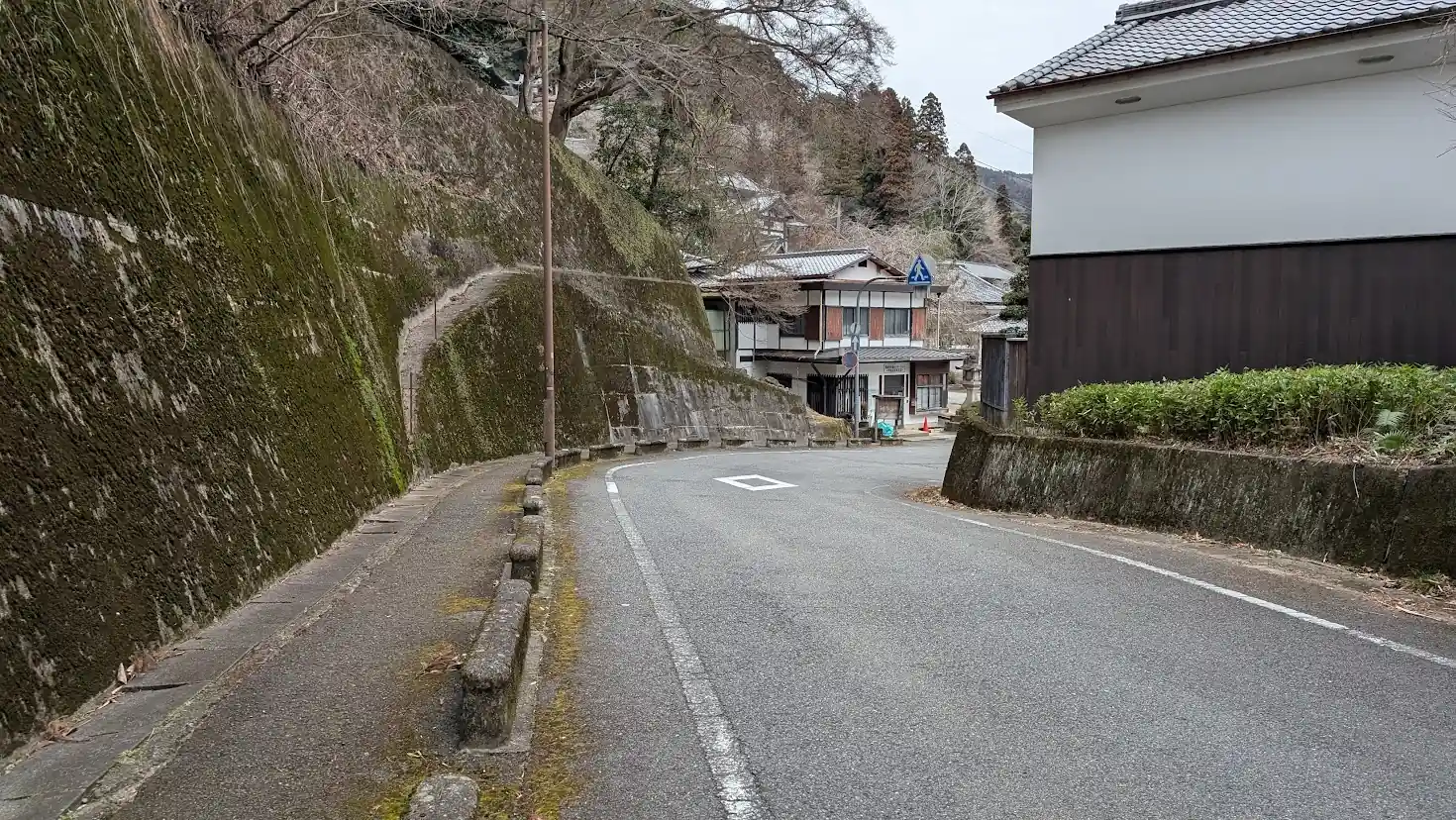 狭い区間を抜けた後の、比較的道幅が広くなった長谷寺へと続く直線道路。