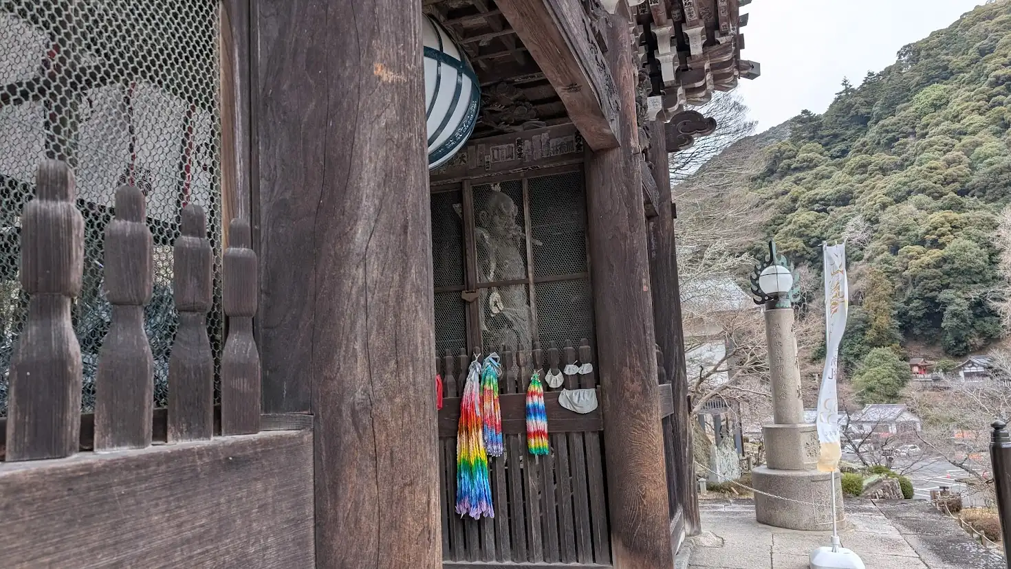 長谷寺・仁王門の右側に安置された仁王像（阿形）。開口した力強い表情で、手前には奉納された色鮮やかな千羽鶴が掛けられている。