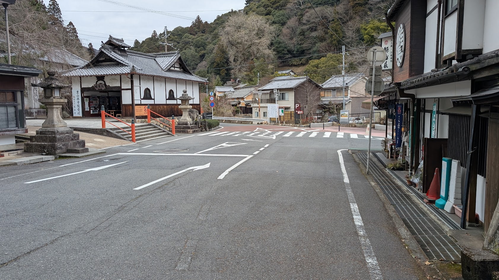 左手に長谷寺の階段が見えますその先が駐車場