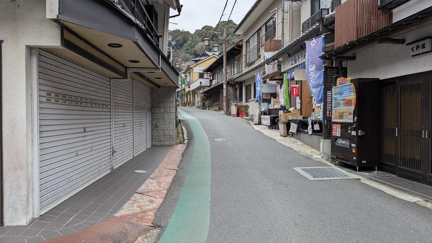 お土産屋が並ぶ参道の風景。道幅が狭く、観光シーズンには多くの参拝客で賑わうエリア。
