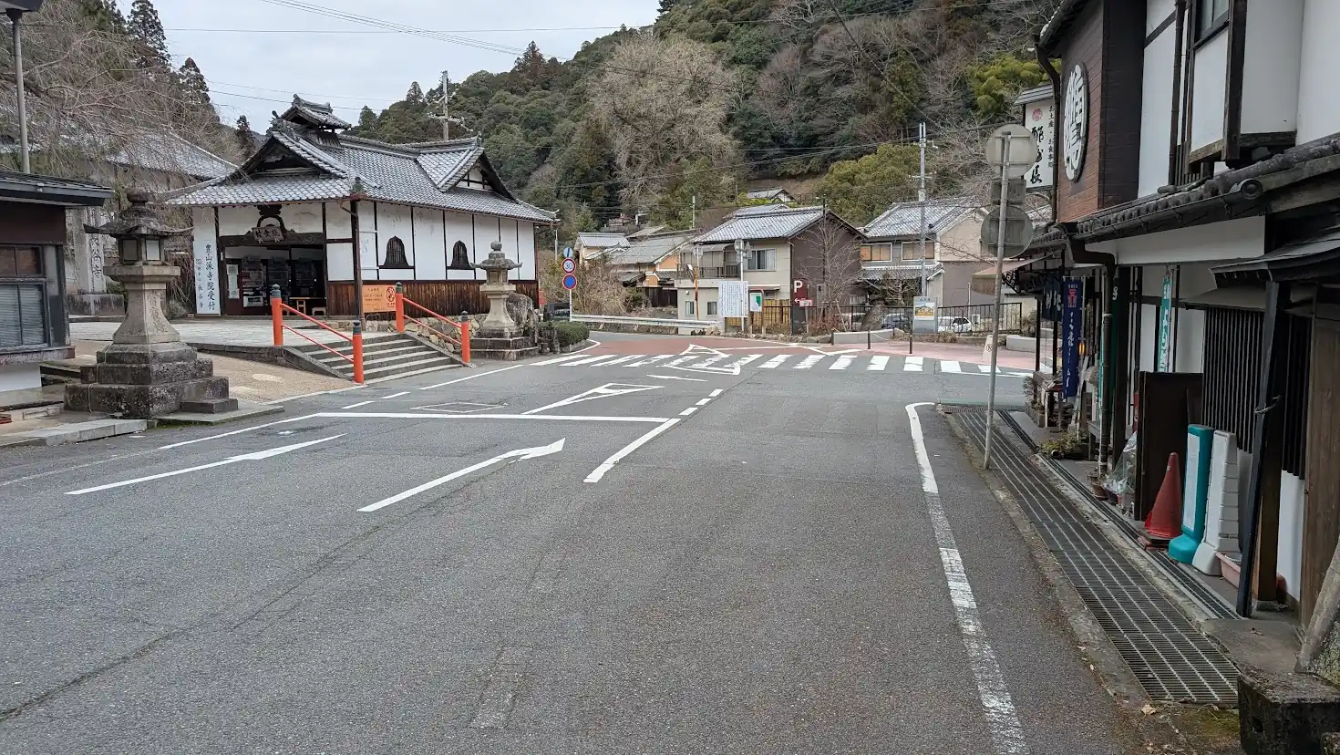 左手に長谷寺の壮大な境内が見えてくる地点。このすぐ先が目的地である門前駐車場。
