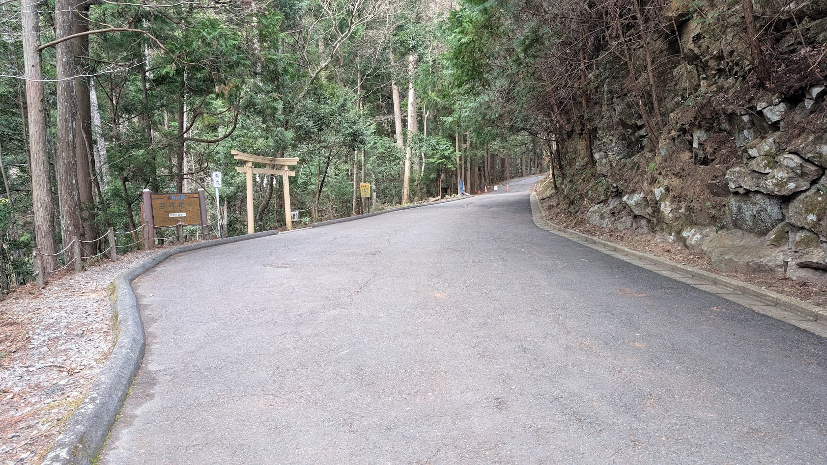 奈良 室生 吉祥龍穴 駐車場
