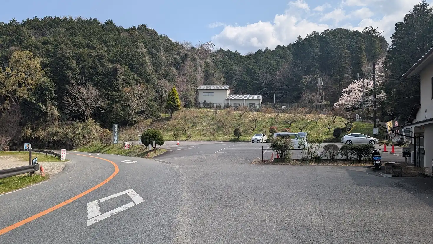 岡寺門前にある有料(500円)の第一駐車場。線引き・舗装された広い駐車スペース