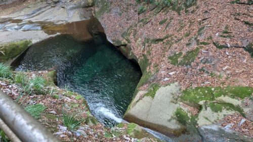 奈良県宇陀市の龍鎮神社にある「龍鎮の淵」。高い位置から見下ろした、透明度の極めて高いエメラルドグリーンの深い滝壺と、周囲を囲む苔むした岩肌。