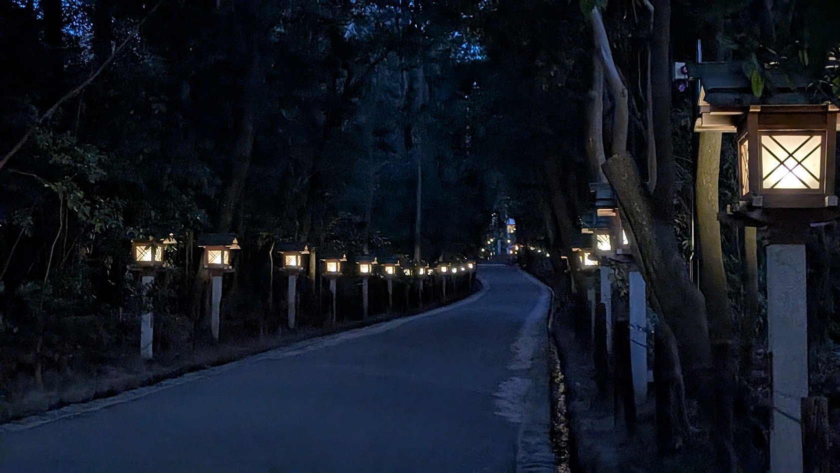 奈良 桜井 大神神社 参道と灯篭②