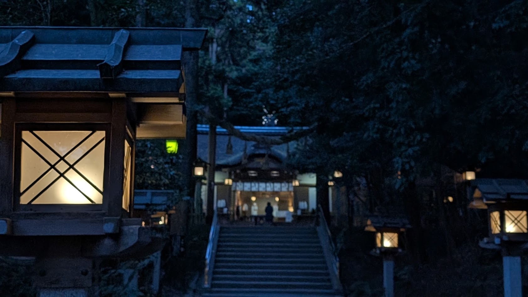 奈良 桜井 大神神社 参道と灯篭