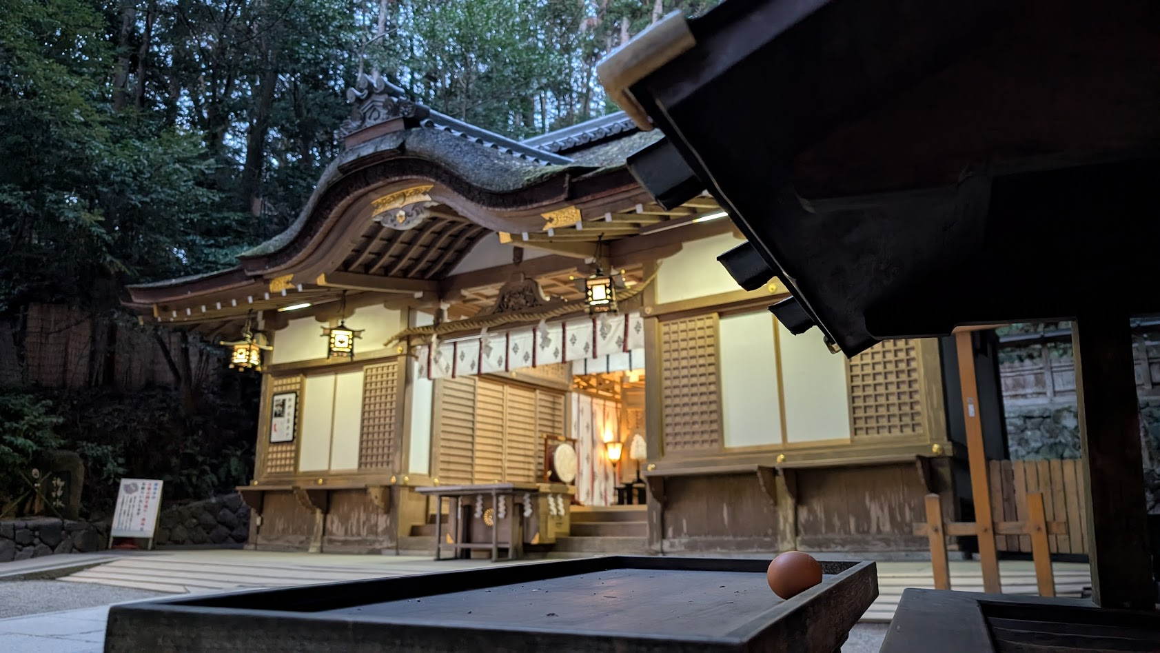 奈良 桜井 三輪 狭井神社 本殿と卵