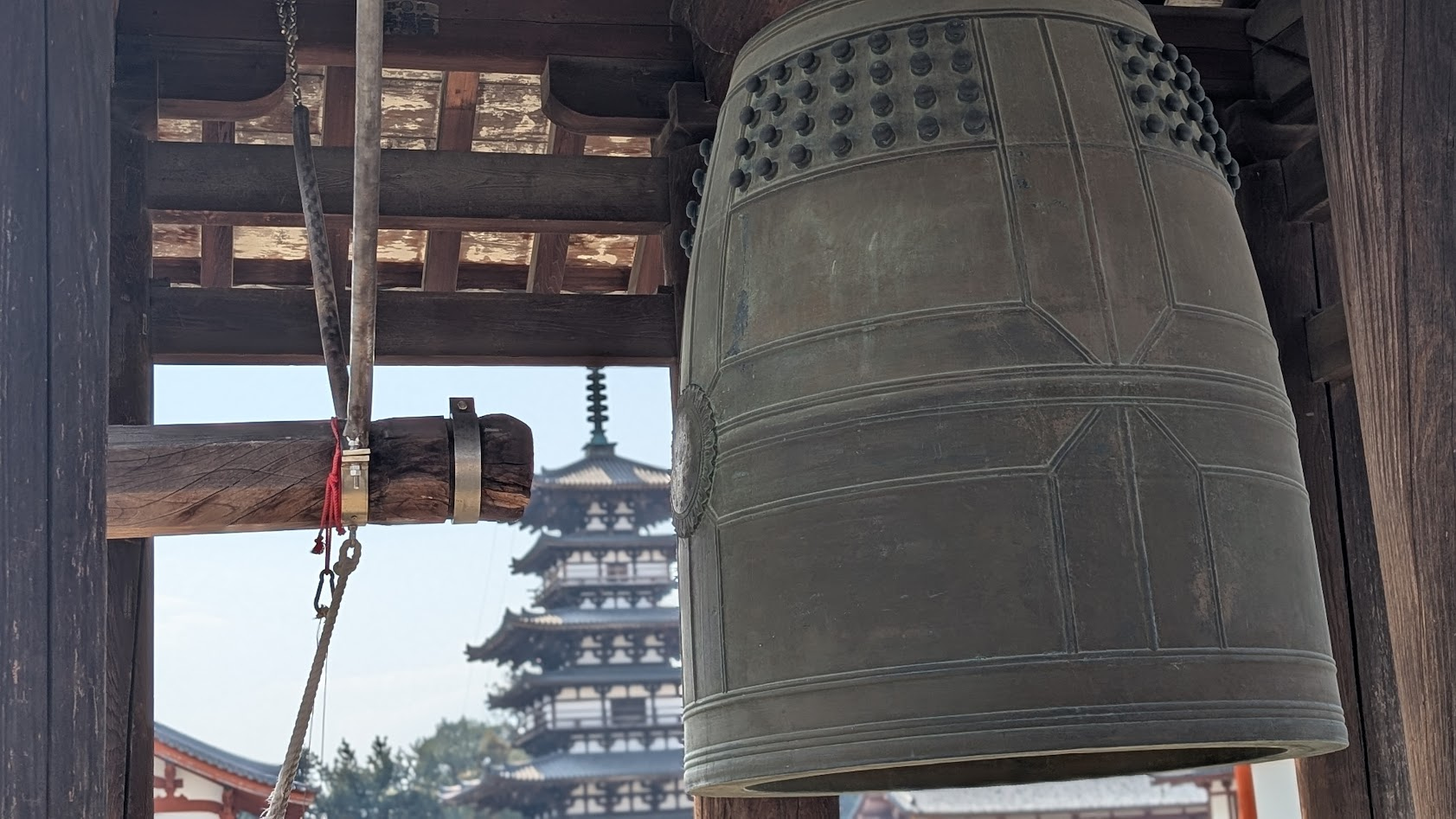 奈良 薬師寺 鐘楼と東塔