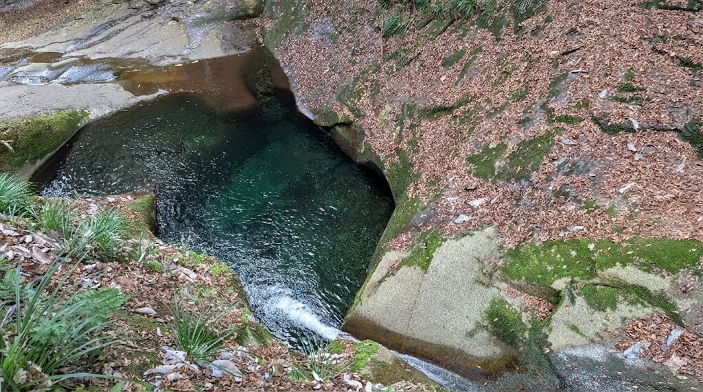 奈良 宇陀市 龍鎮神社 エメラルドグリーン 滝壺
