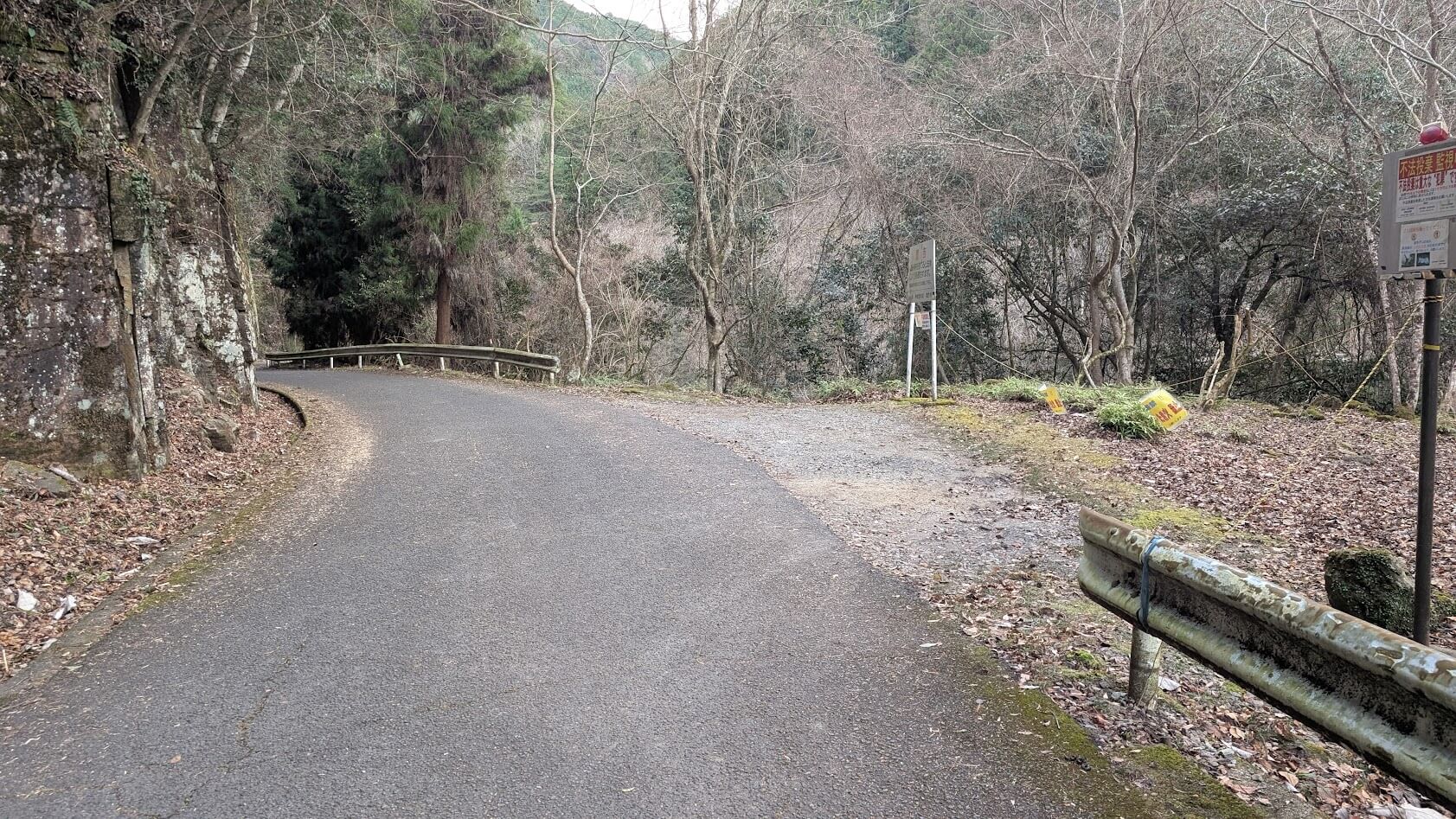 奈良 龍鎮神社 路肩