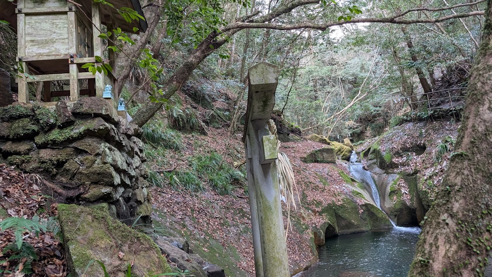 奈良 龍鎮神社 エメラルドグリーン 滝と滝壺 鳥居