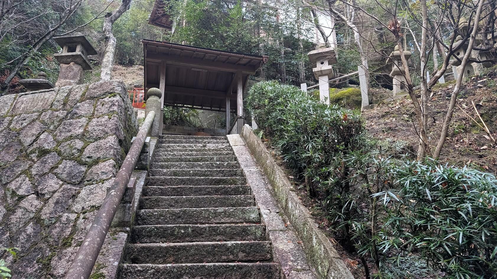 滋賀 湖南市 岩根山不動 境内 石段