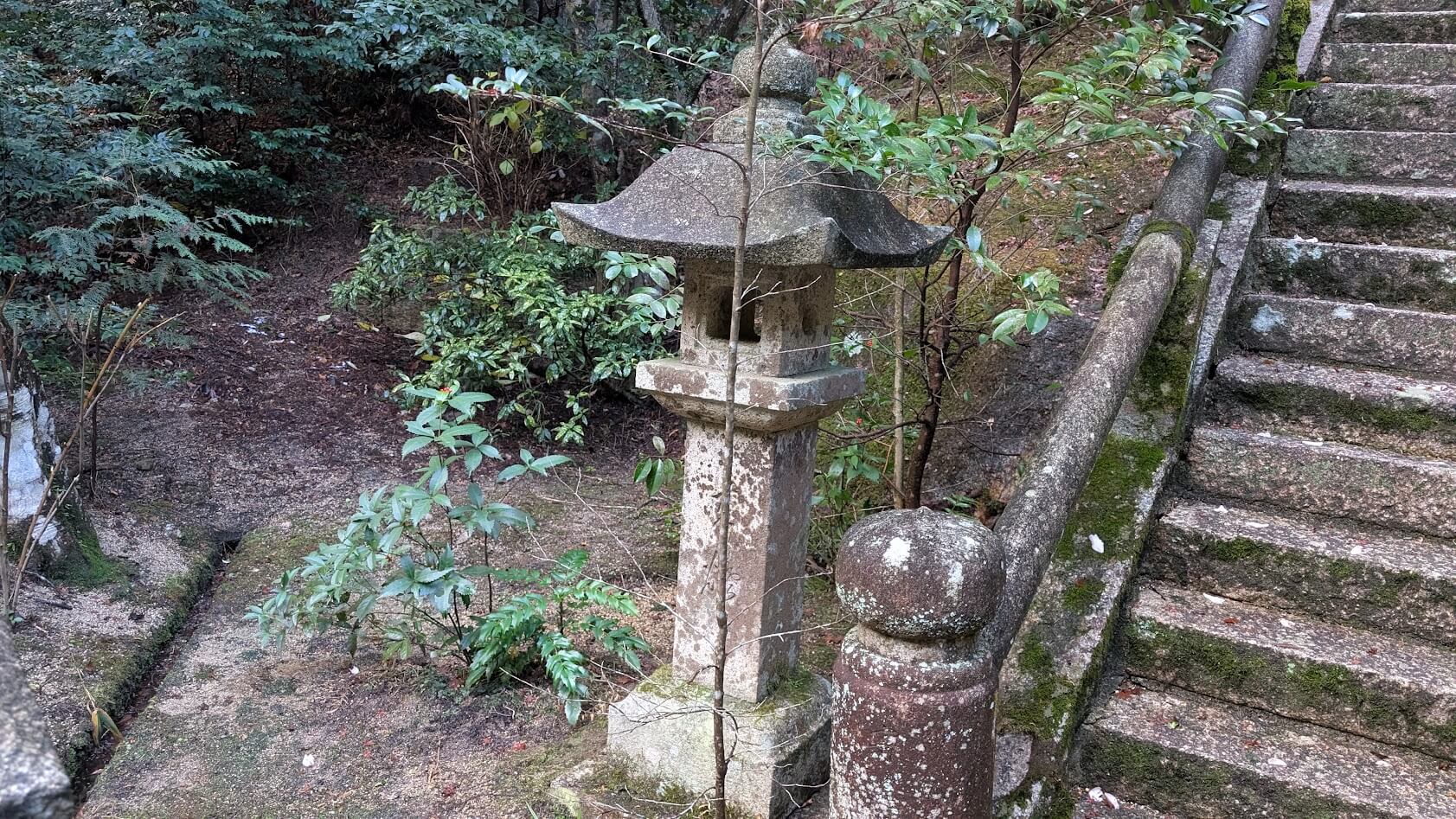 滋賀 湖南市 岩根山不動 灯篭