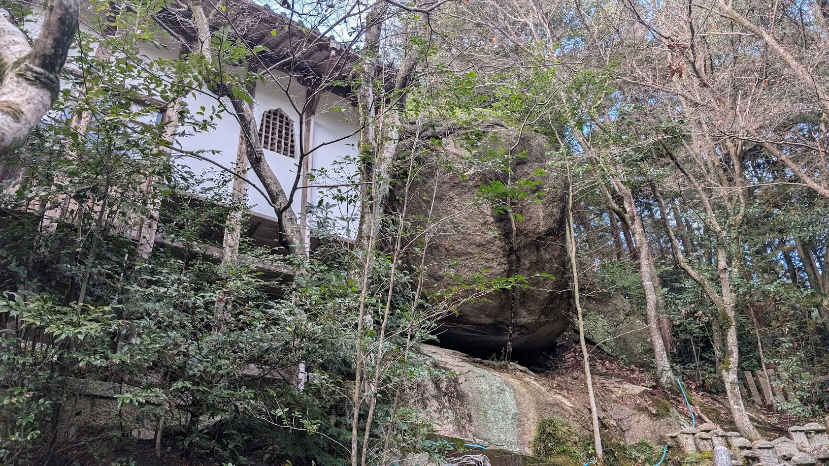 滋賀 湖南市 岩根山不動　巨石