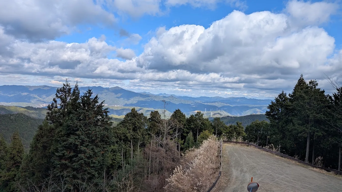 義経隠塔付近から望む、幾重にも重なる吉野の山々と青い空のパノラマ絶景
