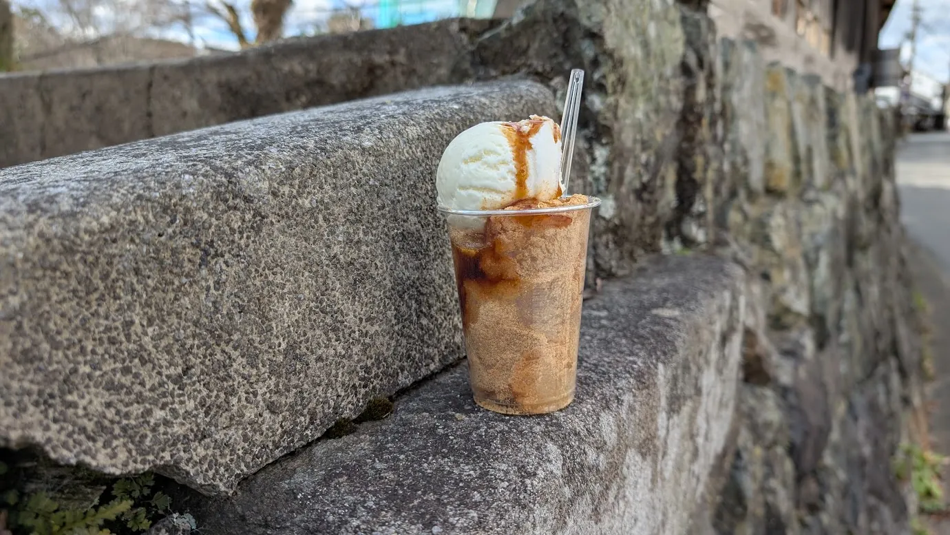 吉野山の「お食事処 静亭」で販売されている名物スイーツ、きな粉と黒蜜がたっぷりかかった冷たい「葛もちアイス」